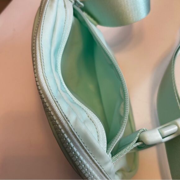 NWOT lululemon athletica Mint Green Everything Crossbody Bag - Picture 2 of 4